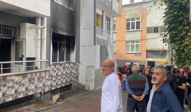 Samsun'da yanan evde mahsur kalan 3'ü çocuk 5 kişi pencere korkulukları kırılarak kurtarıldı