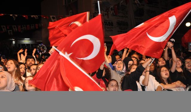 Şarkıcı Manuş Baba Gümüşhacıköy'de konser verdi
