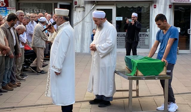 Trabzon'da 6'ncı kattan düşerek hayatını kaybeden çocuğun cenazesi defnedildi