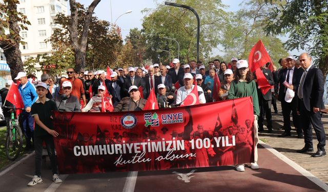 Ünye'de "100. Yıl Cumhuriyet Korteji" yapıldı
