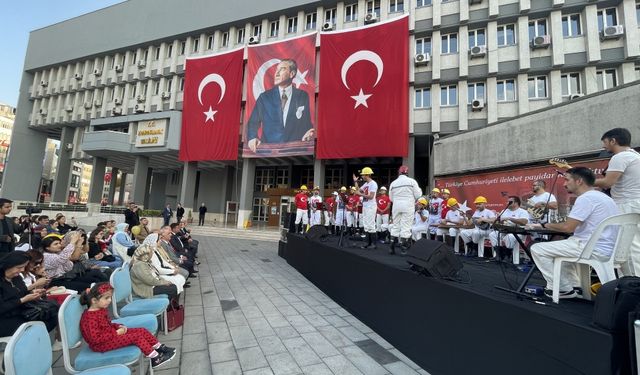 Zonguldak'ta madenciler Cumhuriyet'in 100. yılına özel konser verdi