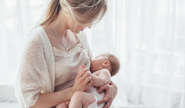 Emziren annelerin asla yapmaması gereken 5 hata! Bebeğinizin gelişimini engellemeyin...