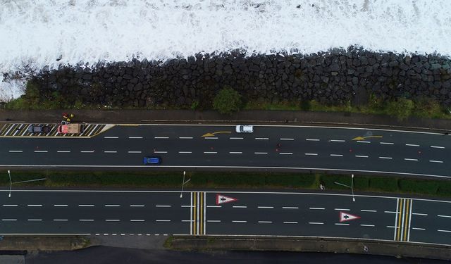 Dev dalgalar Karadeniz Sahil Yolu'nda ulaşımı olumsuz etkiliyor