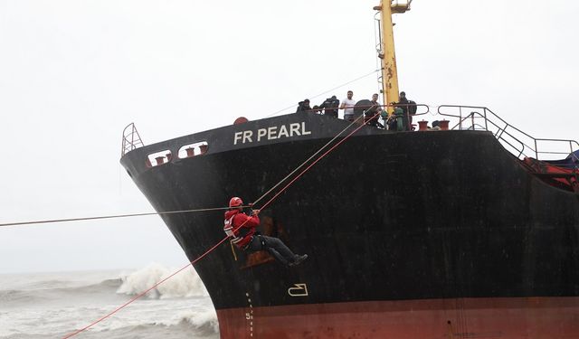 Hopa'da karaya oturan yük gemisinin 13 kişilik mürettebatı tahliye edildi