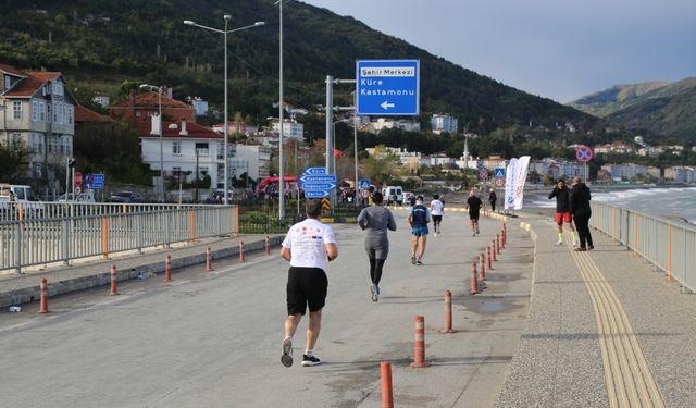 4. İnebolu İstiklal Yolu Şerife Bacı Yarı Maratonu yapıldı