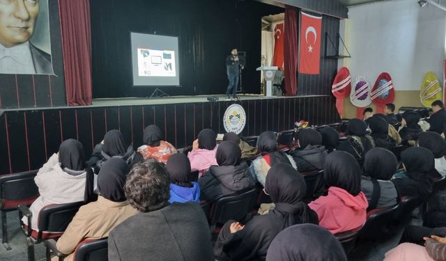 Alaca'da Siberay ekipleri öğrencileri bilgilendirdi