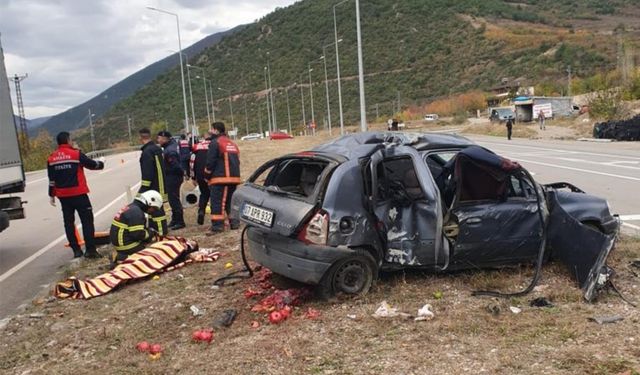 Amasya'da aydınlatma direğine çarpan otomobildeki 3 kişi yaralandı