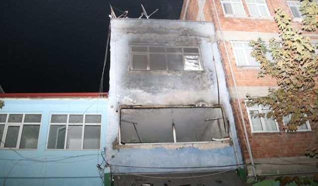 Amasya'da çıkan yangında 3 katlı ev kullanılamaz hale geldi