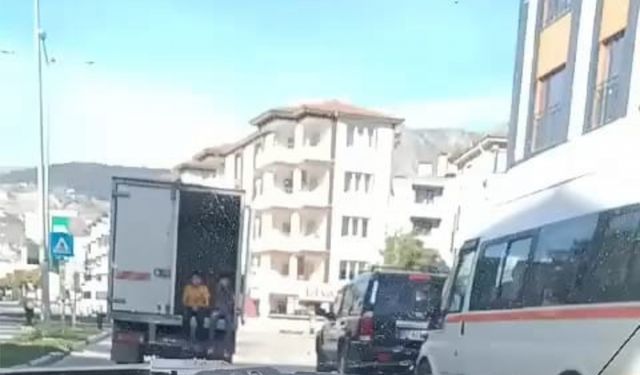 Amasya'da çocukların kamyonet kasasındaki tehlikeli yolculuğu