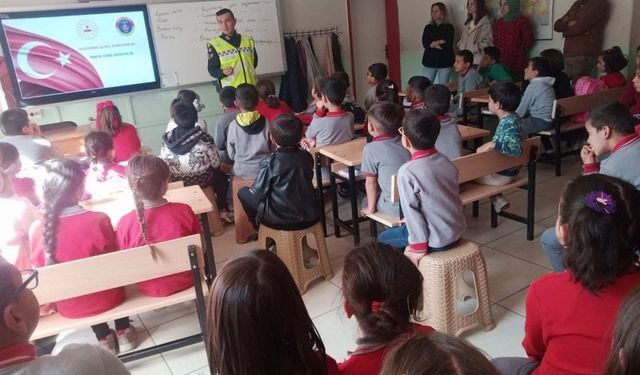 Amasya'da jandarmadan öğrencilere trafik eğitimi