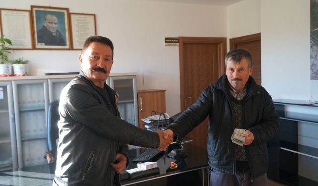 Çorum'da bir kişi yolda bulduğu 1050 doları sahibine teslim etti