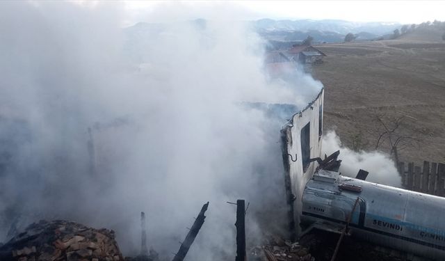 Çorum'da çıkan yangında ev ve samanlık yandı