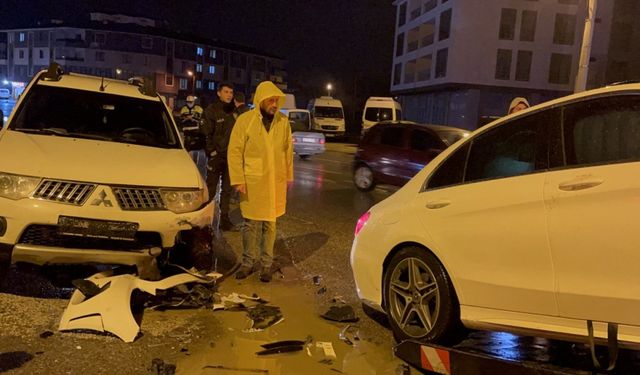 Düzce'de pikap ile otomobilin çarpıştığı kazada 5 kişi yaralandı