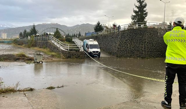 Trabzon'da fırtına sonucu yükselen dalgalara kapılan 2 kişi kayboldu