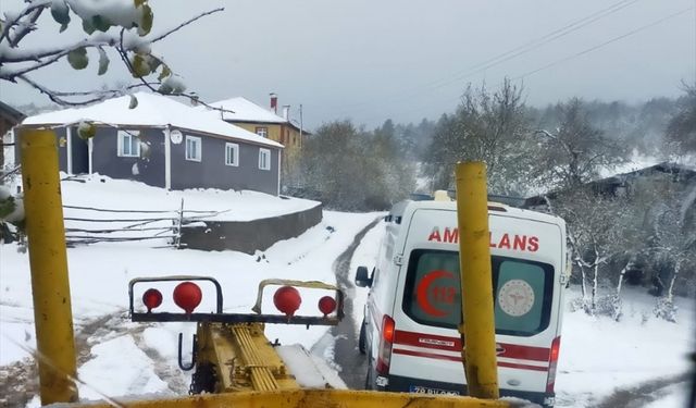 Karabük'te yolda mahsur kalan ambulansı karla mücadele ekipleri kurtardı