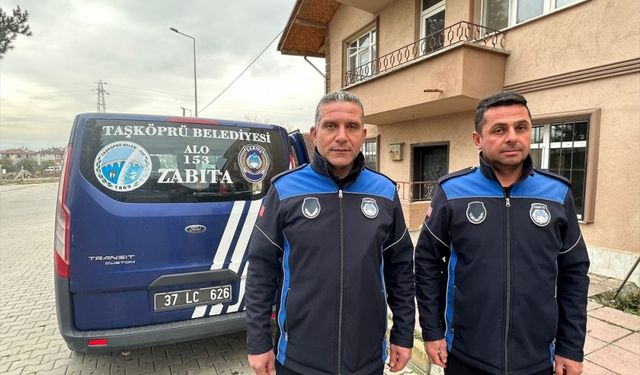 Kastamonu'da el freni çekilmeden çalışır vaziyette bırakılınca hareket eden traktörü zabıta durdurdu