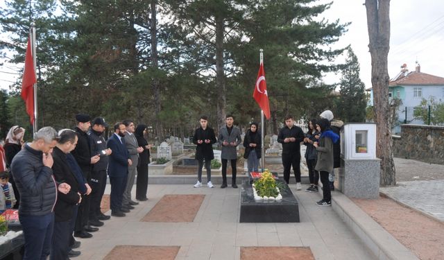 Laçin Kaymakamı Şimşek, şehit Aybüke öğretmenin kabrini ziyaret etti