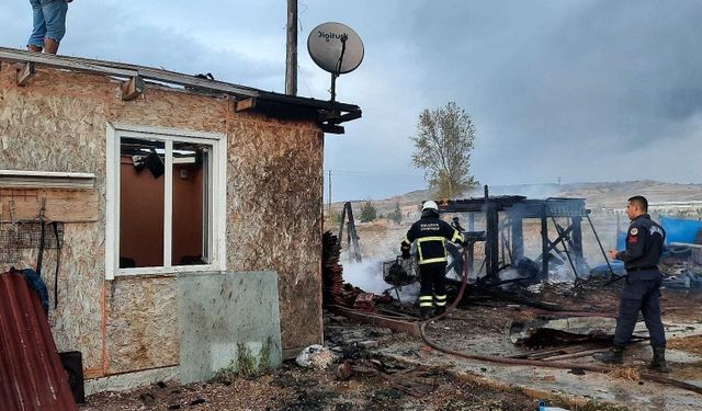 Suluova'da bağ evi yangın sonucu kullanılmaz hale geldi