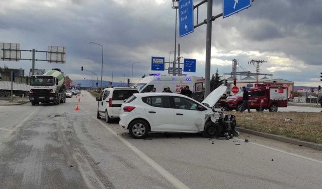 Suluova'da otomobil ile hafif ticari aracın çarpıştığı kazada 3 kişi yaralandı