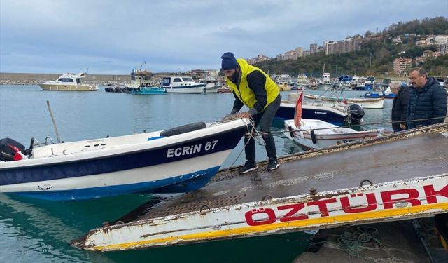 Zonguldak'ta fırtına uyarısına karşı önlem alan balıkçılar teknelerini karaya çekti