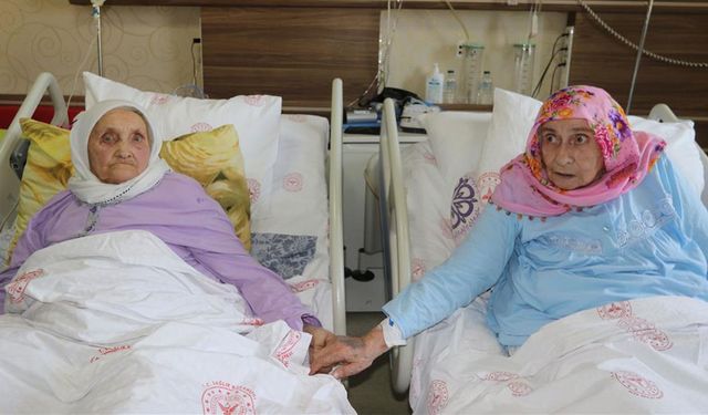 Rize'de yaşlı 2 kız kardeş 16 yıl sonra hastanede kavuştu