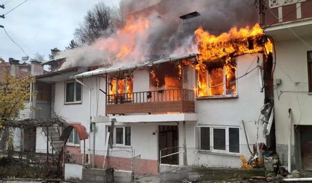 Bolu'da 2 katlı ahşap ev yandı