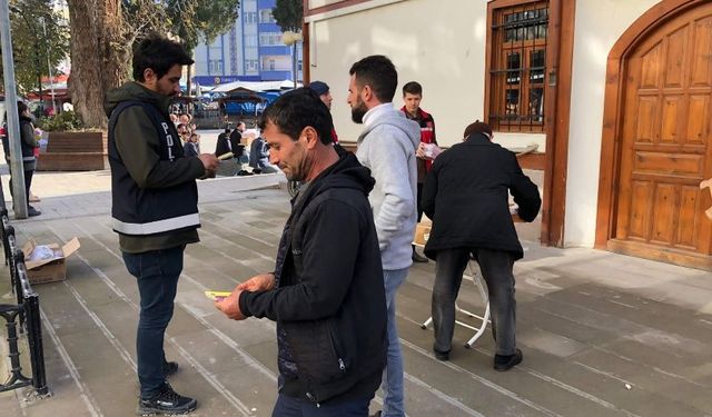 Boyabat'ta polis tarafından vatandaşlara bilgilendirici broşür dağıtıldı