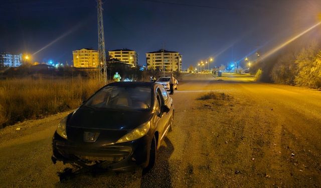 Çorum'da otomobil sökülen aydınlatma direğinin kalıntılarına çarptı 2 kişi yaralandı