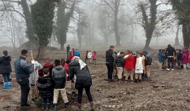 Gölyaka'da öğrenciler Cumhuriyet'in 100. yılında 100 fidan dikti
