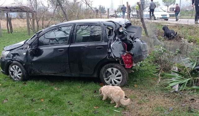 Salıpazarı'nda devrilen otomobildeki 2 kişi yaralandı