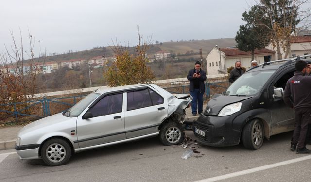 Samsun'da otomobille çarpışan hafif ticari araçtaki 2 kişi yaralandı