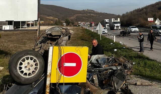 Samsun'da yolcu otobüsüyle otomobilin çarpışması sonucu 2 kişi öldü, 3 kişi yaralandı