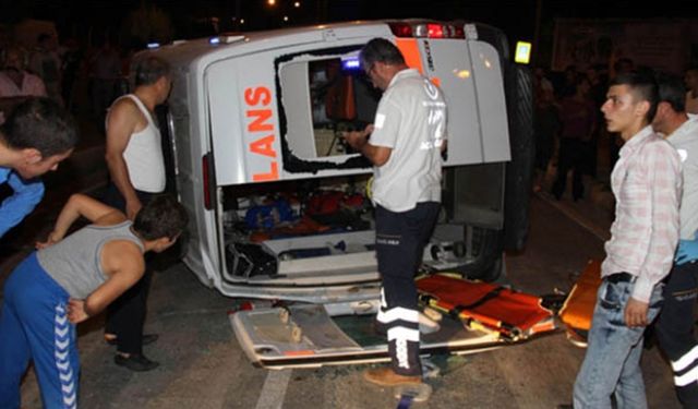 Samsun'da devrilen otomobildeki 2 kişi yaralandı