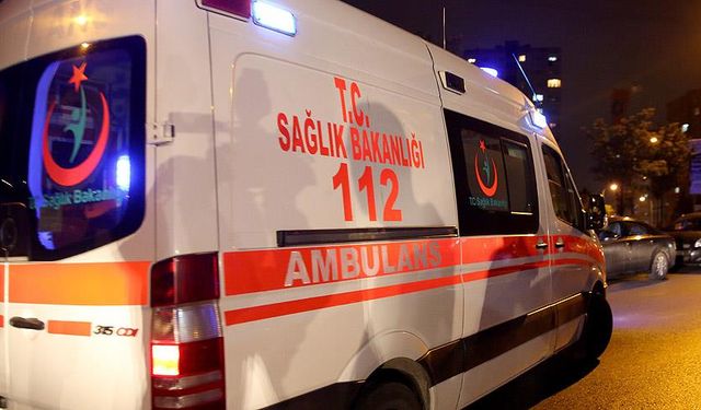 Rize'de çarpışan otomobil ile hafif ticari araçtaki 6 kişi yaralandı