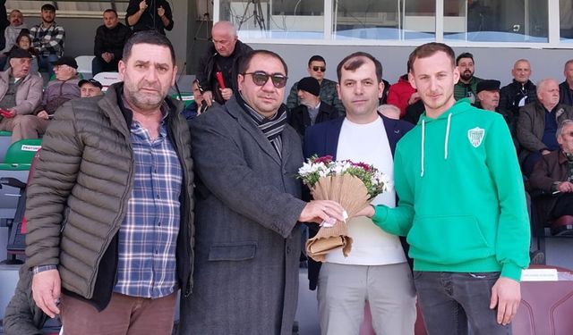 Çayelispor'dan Müdür Barakalı'ya çiçek takdim edildi