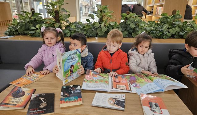 Düzce'de anaokulu öğrencileri Sabiha Ulusoy Kütüphanesini gezdi