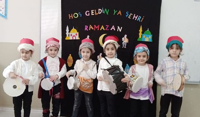 Samsun'da minik öğrenciler maniler okuyup davul çalarak ramazan coşkusu yaşadı