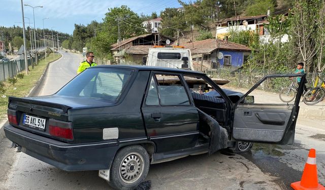Boyabat'ta devrilen otomobildeki 2 kişi yaralandı