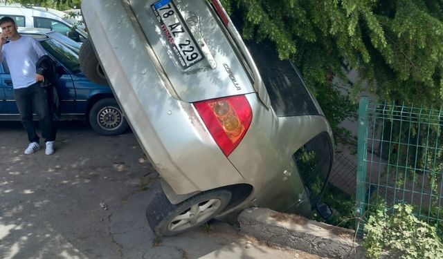 Karabük'te kaza yapan otomobilin site duvarında asılı kalması kamerada