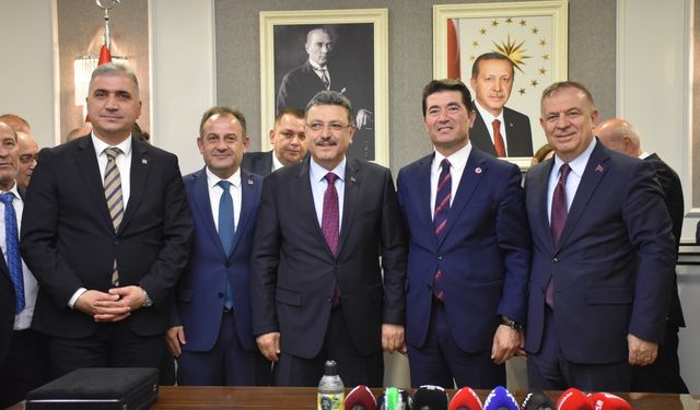 Ortahisar Belediye Başkanı Ahmet Kaya, mazbatasını alarak göreve başladı