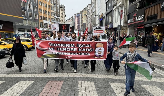 Rize'de sağlık çalışanları "sessiz yürüyüş" yaparak İsrail'i protesto etti