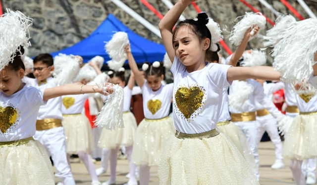 Trabzon’da 23 Nisan Ulusal Egemenlik ve Çocuk Bayramı Etkinlikleri Hami Yıldırım İlkokulunda Düzenlenen Program İle Deva