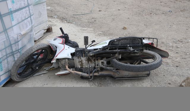 Taşova'da devrilen motosikletteki 2 kişi yaralandı