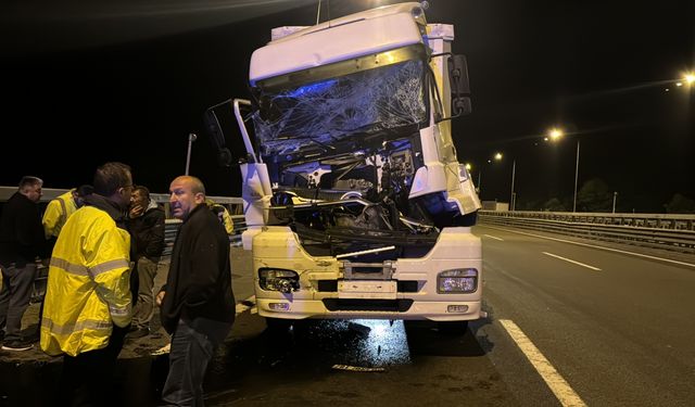 Bolu'da, trafik kazasında hurdaya dönen tırın sürücüsü kazadan yara almadan kurtuldu