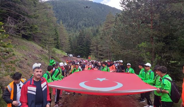 Çorum'da 300 kişi, 60 metrelik Türk bayrağı ile ormanda "gençlik yürüyüşü" yaptı