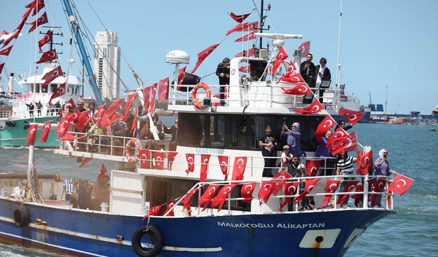 Gemiler ve balıkçı tekneleri Türk bayrakları ve Atatürk posterleriyle Samsunluları selamladı