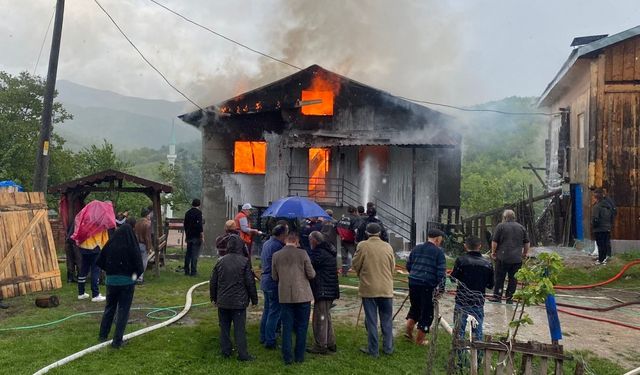 Karabük'te 2 katlı ev yandı
