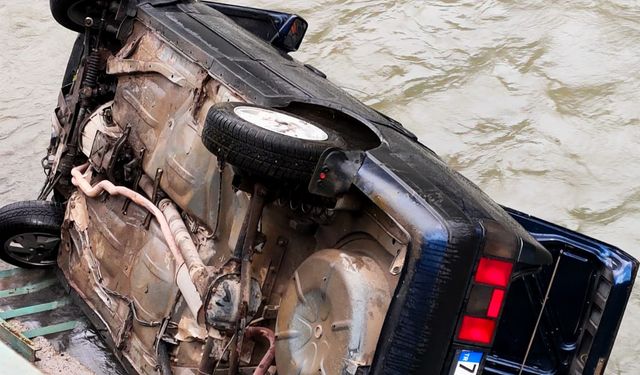 Karabük'te çaya devrilen otomobilin sürücüsü yaralandı