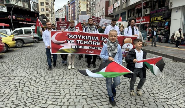 Rize'de sağlık çalışanları 25 haftadır "sessiz yürüyüş"le İsrail'i protesto ediyor
