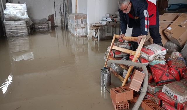 Zile'de sağanak sonrası su basan bodrum katları belediye ekiplerince temizlendi